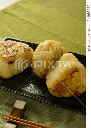 Grilled rice ball 24066881