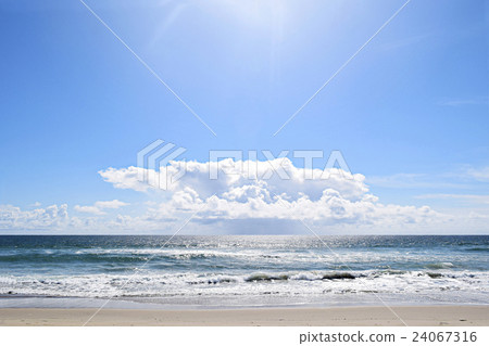 在天空的冰雲在海洋上 在天空的冰雲在海洋上 24067316