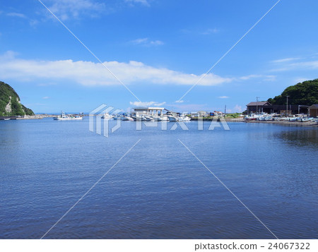 A peaceful harbor of waves A peaceful harbor of waves 24067322