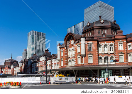 Tokyo station building and user 24068324