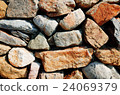 堆疊的多色石塊 24069379