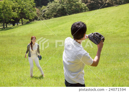 Men and women playing catch balls in the park 24071594
