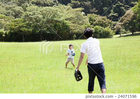 Parents who play catch balls in the park 24071596