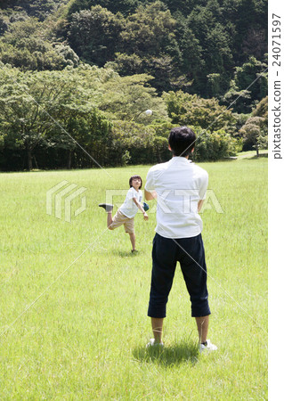 Parents who play catch balls in the park 24071597