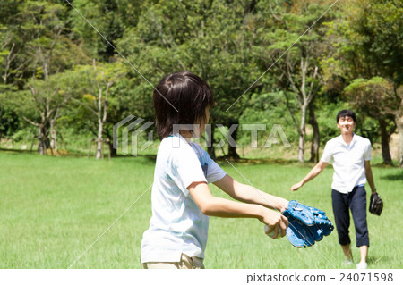 Parents who play catch balls in the park 24071598