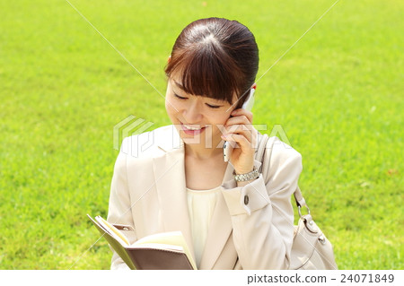 女商人談話在智能手機 24071849