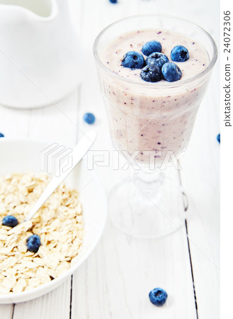Oatmeal with berries and blueberries smoothie 24072306