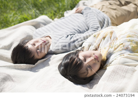 睡覺在草甸的夫婦 睡覺在草甸的夫婦 24073194
