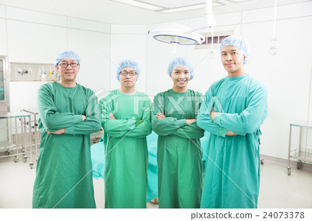 surgeon teams standing in a surgical room 24073378