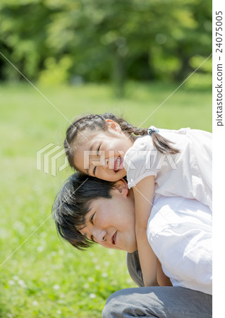 使用在一個新鮮的綠色公園的父親和女兒 使用在一個新鮮的綠色公園的父親和女兒 24075005