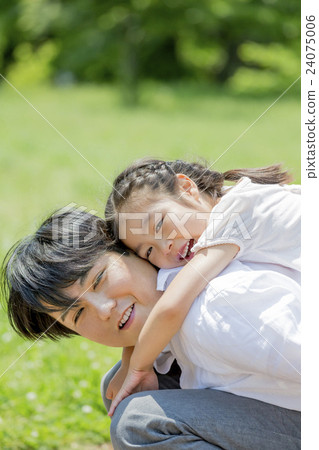 使用在一個新鮮的綠色公園的父親和女兒 24075006