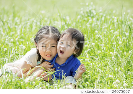 我的姐姐和哥哥在一個清新的綠色公園裡玩耍 我的姐姐和哥哥在一個清新的綠色公園裡玩耍 24075007
