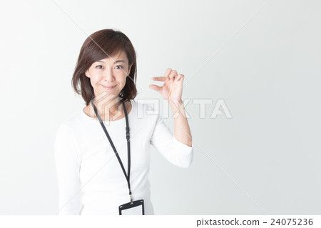 OL Portrait · Middle Female (White Back) 24075236