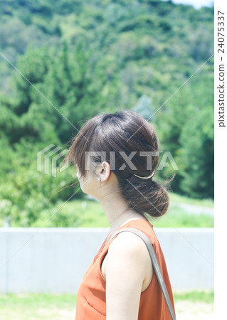 Profile woman 24075337