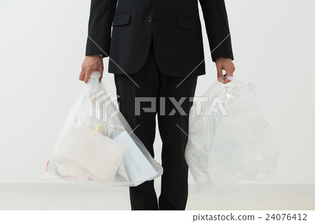 一個男人穿著西裝與垃圾袋 24076412