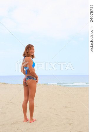 比基尼女性夏天肖像曬黑的女孩 24076735