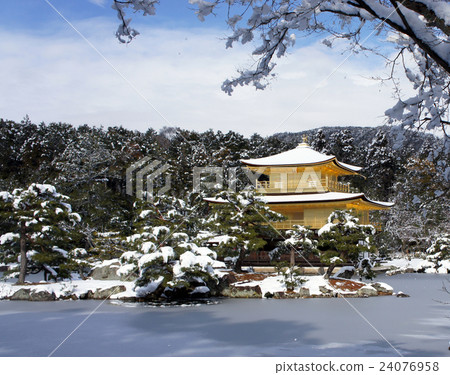 京都Kinkakuji雪風景在冬天 京都Kinkakuji雪風景在冬天 24076958