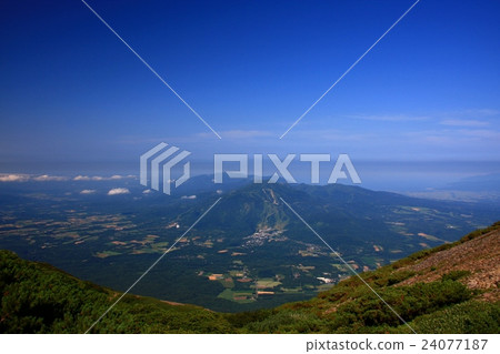 從Mt. Yotei看見的Niseko山峰夏天 從Mt. Yotei看見的Niseko山峰夏天 24077187