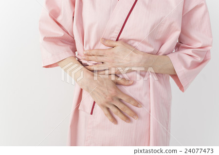 一個中年婦女通過測試堅持她的胃 24077473