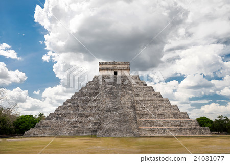 Chichen Itza, mayan pyramid in Yucatan, Mexico 24081077