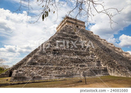 Chichen Itza, mayan pyramid in Yucatan, Mexico Chichen Itza, mayan pyramid in Yucatan, Mexico 24081080