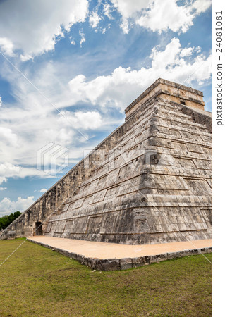 Chichen Itza, mayan pyramid in Yucatan, Mexico Chichen Itza, mayan pyramid in Yucatan, Mexico 24081081