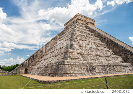 Chichen Itza, mayan pyramid in Yucatan, Mexico Chichen Itza, mayan pyramid in Yucatan, Mexico 24081082