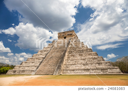 Chichen Itza, mayan pyramid in Yucatan, Mexico Chichen Itza, mayan pyramid in Yucatan, Mexico 24081083