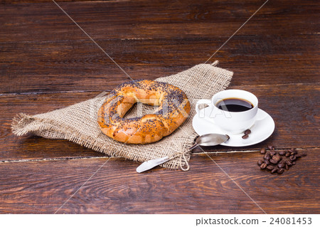 bagel with coffee 24081453