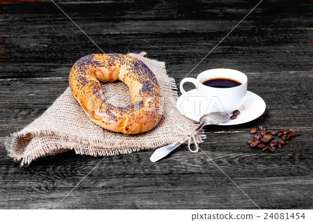 bagel with coffee 24081454