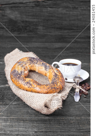 bagel with coffee 24081455