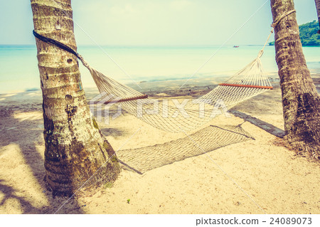 Empty hammock 24089073