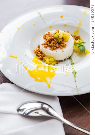 Monsieur L Restaurant 24089572