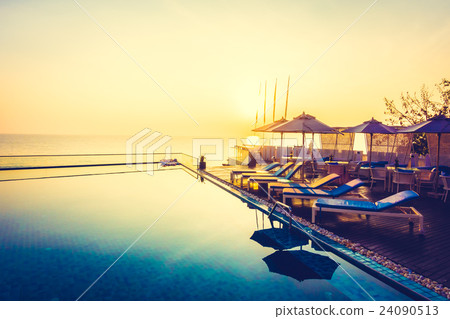 Beautiful luxury swimming pool 24090513