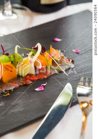 Monsieur L Restaurant 24090564