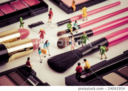 Cosmetics and miniature dolls Cosmetics and miniature dolls 24091934