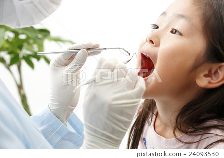 Girls dental checkup 24093530