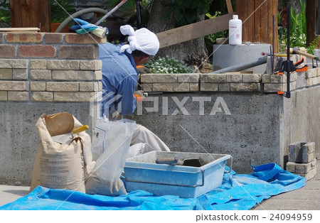Masonry with do-it-yourself carpenter Making a garden with a do-it-yourself carpenter Masonry with do-it-yourself carpenter Making a garden with a do-it-yourself carpenter 24094959