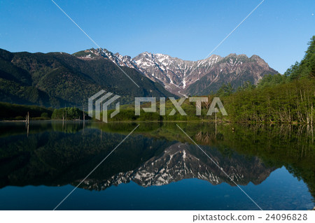 Taisho pond from late night to early morning (landscape of Kamikochi in Nagano prefecture · early summer) Taisho pond from late night to early morning (landscape of Kamikochi in Nagano prefecture · early summer) 24096828