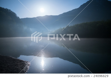 Taisho pond from late night to early morning (landscape of Kamikochi in Nagano prefecture · early summer) Taisho pond from late night to early morning (landscape of Kamikochi in Nagano prefecture · early summer) 24096829