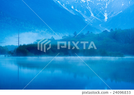 從深夜到清晨的大正池(長野縣上高地的景觀·初夏) 從深夜到清晨的大正池(長野縣上高地的景觀·初夏) 24096833