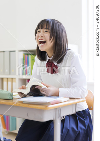 打開詞典微笑女生 打開詞典微笑女生 24097206