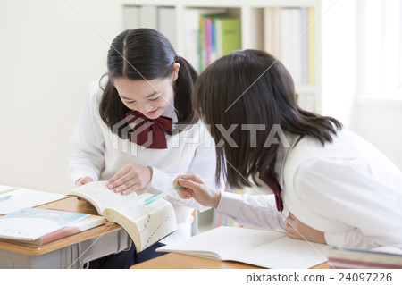 觀看詞典的女學生 24097226