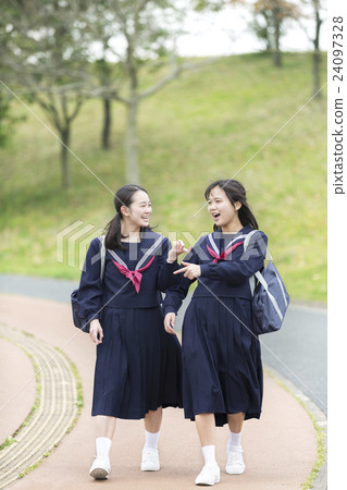 兩個步行女學生 24097328