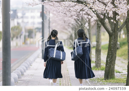 兩個步行女學生 兩個步行女學生 24097339