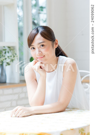 young woman      24099062