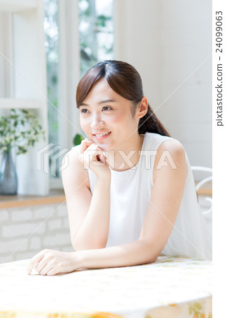 young woman      24099063