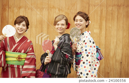 Foreign women traveling in the ancient capital and Japanese women 24100356