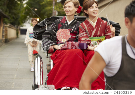 Foreign women riding a rickshaw and Japanese women 24100359