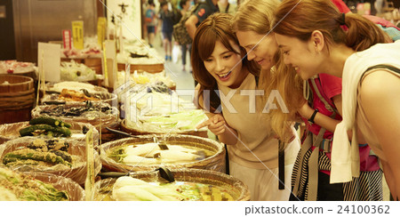 Foreign women and Japanese women who sightseeing the market Foreign women and Japanese women who sightseeing the market 24100362